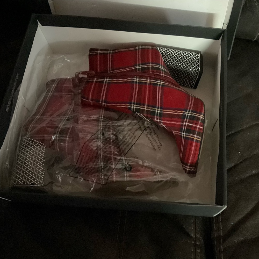 Betsy Johnson NEW size 7 plaid boot bedazzled heel